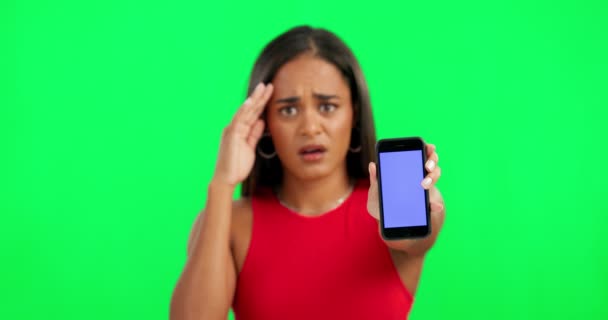 Стресс Проблема Женщина Телефоном Зеленом Экране Студии Тревогой Беспокойством Ошибками — стоковое видео