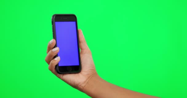 緑の画面とソーシャルメディアのモックアップ 広告や通信のための人の手 スマートフォン マーケティング モバイルアプリ Web 0およびUxまたはスタジオの背景にUiデザインスペースを持つ人々 — ストック動画