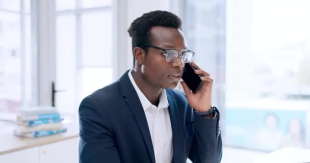 Bisnis Orang Kulit Hitam Dan Panggilan Telepon Kantor Untuk Komunikasi — Stok Video