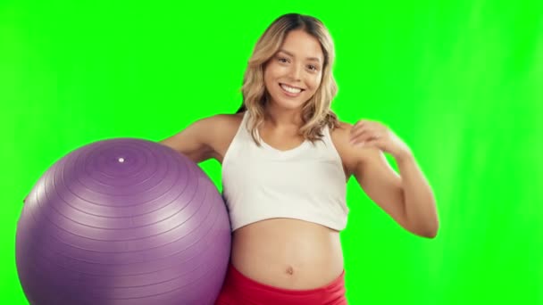 Silny Piłka Gimnastyczna Kobieta Ciąży Zielonym Ekranie Aby Napinać Mięśnie — Wideo stockowe