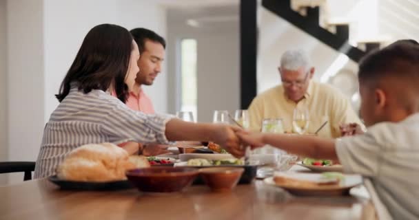 Aile Yemekte Ele Tutuşmak Dua Etmek Yemek Için Sofra Minnettarlık — Stok video