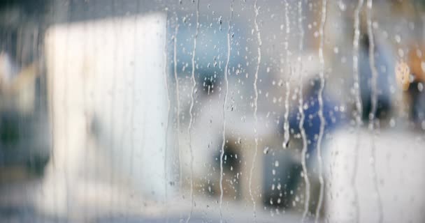 Дождь Окно Деловая Женщина Офисе Компьютером Исследования Печатания Электронной Почты — стоковое видео