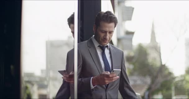 Extérieur Affaires Homme Avec Téléphone Portable Dactylographier Marcher Avec Connexion — Video