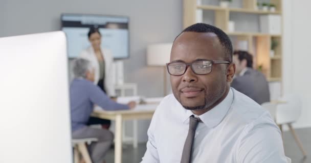 思考和快乐的商务人士 有电脑在办公室 以获取新闻 电子邮件或反馈 在线面对 微笑和非洲男性企业家 给予积极评价 成功或晋升机会 — 图库视频影像
