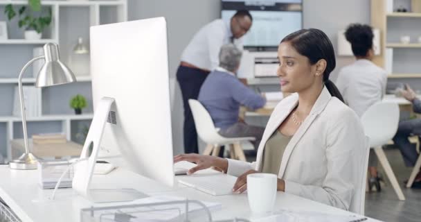 이메일 긍정적 피드백을 사무실에서 컴퓨터를 비즈니스 디자인 아이디어 승리로 온라인으로 — 비디오