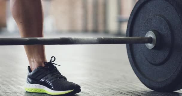 トレーニングや鉄との強度トレーニングのための運動でジムでのボディビルダーのフィットネス バーベルや手 床に重みを持つデッドリフト パワーリフティングクローズアップや強力なスポーツ選手の重量挙げ — ストック動画