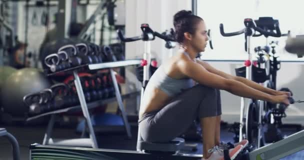 Wioślarz Kobieta Siłownia Fitness Trening Oddychanie Klubie Fitness Kobieta Trening — Wideo stockowe