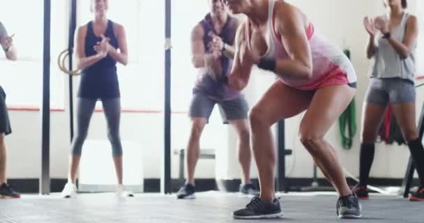 激励和健身团体为女性的健康成就或目标而兴奋 以庆祝她的训练 掌声和人们的快乐 支持健身馆的团队合作 — 图库视频影像