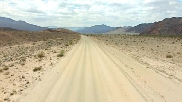 Έρημος Οδικό Ταξίδι Και Φορτηγό Στην Περιπέτεια Στα Βουνά Φύση — Αρχείο Βίντεο