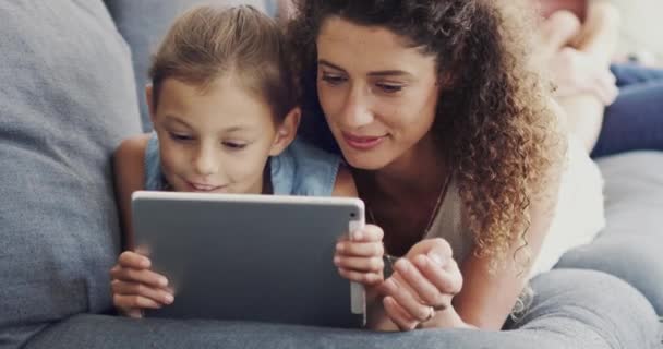 平板电脑 母子流媒体视频在线 互联网和网站在家庭沙发或沙发和粘合在一起 App Happy Parent Search Web Kid Social — 图库视频影像