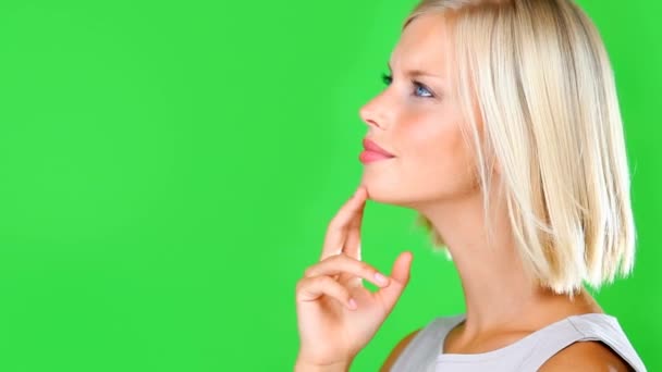Sonríe Piensa Mujer Pantalla Verde Con Idea Mano Sobre Cara — Vídeos de Stock