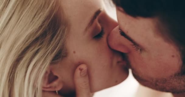 Пара Поцелуй Крупный План Доме Молодых Людей Разделяющих Романтическую Интимную — стоковое видео