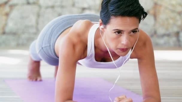 Prancha Fitness Mulher Com Fones Ouvido Livre Para Treinamento Bem — Vídeo de Stock