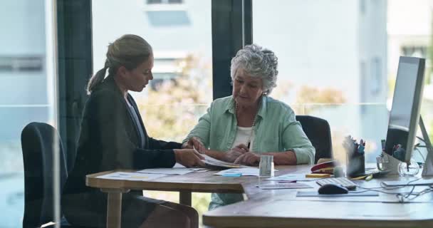 Страхование Старший Женщина Подписывают Контракт Пенсию Планирование Финансовых Услуг Консультантом — стоковое видео