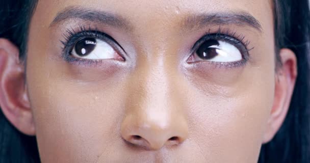 眼睛和思维的特写 睫毛膏 眼线笔和豪华美容院治疗的女人 缩放和印度眼部护理模型 化妆品 发光产品和化妆品微珠 — 图库视频影像