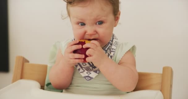 Bébi Gyümölcs Egészséges Táplálkozás Otthon Reggeli Savanyú Vicces Arc Őszibarack — Stock videók