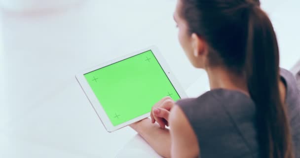 Marcadores Seguimiento Pantalla Verde Mujer Con Tableta Digital Para Internet — Vídeo de stock