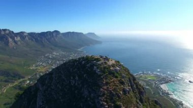 Güney Afrika Cape Town 'da yaz boyunca kara ve deniz manzaralı insansız hava aracı, dağlar ya da doğa. Gün boyunca dağ arazisi ya da manzaralı havadan, topraktan ve doğal kırsaldan..
