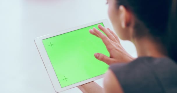 Pantalla Verde Marcadores Seguimiento Mujer Con Tableta Digital Para Internet — Vídeo de stock