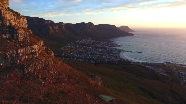 Doğa Dağlar Şehir Okyanusta Gün Batımında Drone Çekiminde Tatil Mekanında — Stok video