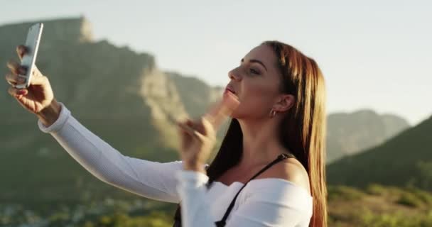 Ciudad Mujer Tonta Selfie Paz Las Montañas Con Felicidad Los — Vídeos de Stock