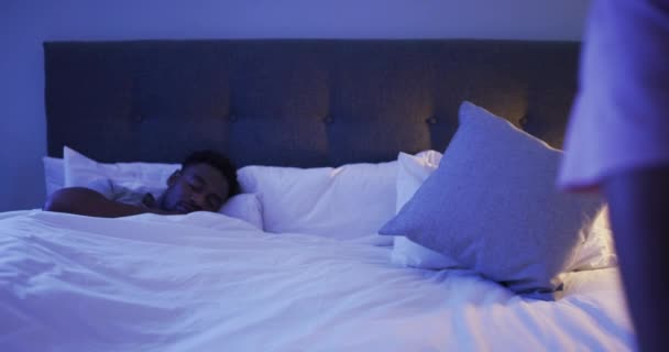 Niepłodność Depresja Czarna Kobieta Siedząca Łóżku Mężem Śpiącym Nocy Bezsenność — Wideo stockowe