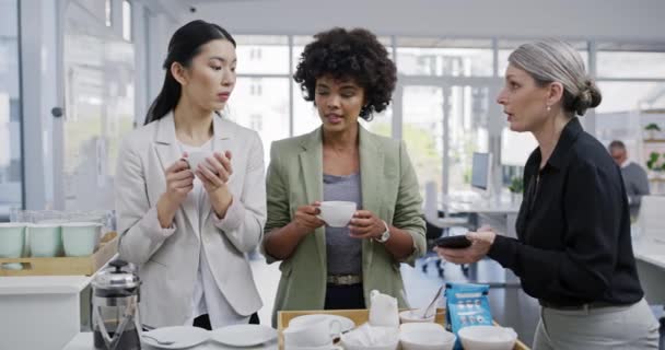 Kadınları Arkadaşlar Sohbetle Kahve Molası Komik Sohbetler Çeşitlilikle Işyeri Dedikoduları — Stok video
