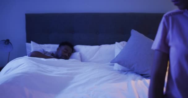 Çift Kavgası Endişe Siyah Bir Kadın Kocasıyla Birlikte Geceleri Uyuyor — Stok video