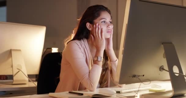 心配または404グリッチを持つコンピュータ上の女性による夜 オフィスやストレス インターネット上で不安 危機や女性の人 問題や遅延しながら 締め切り レポートや計画で遅く働く — ストック動画