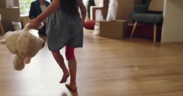 Dozen Verhuizen Kind Knuffelen Haar Ouders Woonkamer Van Hun Huis — Stockvideo