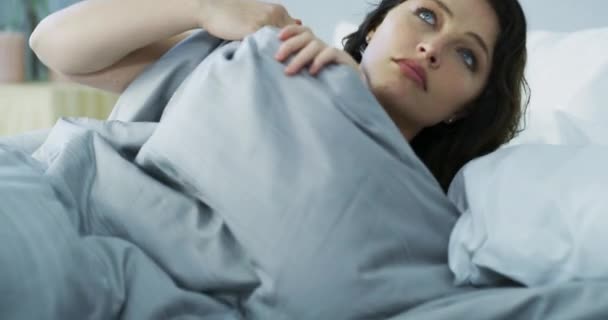 Λυπηρό Γυναίκα Και Αϋπνία Στο Υπνοδωμάτιο Κατάθλιψη Άγχος Και Σκέψη — Αρχείο Βίντεο