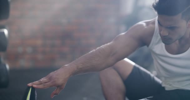 Podłoga Mężczyzna Rozciągający Nogi Fitness Siłowni Zdrowe Ciało Lub Wellness — Wideo stockowe