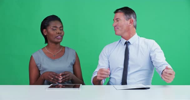 Pantalla Verde Hombre Mujer Transmisión Noticias Presentador Talk Show Conversación — Vídeos de Stock