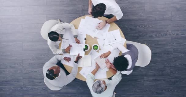 商务人士 时间流逝 餐桌圈与文书工作 沟通和会议 公司计划 以上和工作人员与平面设计团队一起工作的机构笔记和数据信息 — 图库视频影像