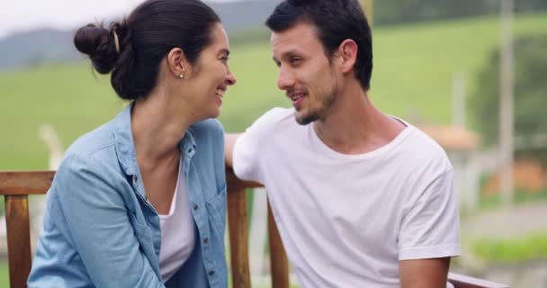 Casal Jovem Rindo Juntos Banco Parque Com Amor Cuidado Piada — Vídeo de Stock