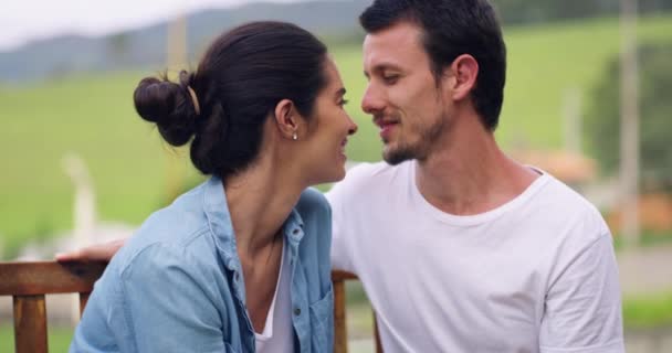 Casal Jovem Beijando Relaxar Banco Parque Com Amor Cuidado Felicidade — Vídeo de Stock