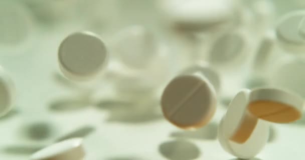 Наркотики Таблетки Падают Дополняют Лекарства Студии Белым Фоном Капсулой Лекарства — стоковое видео