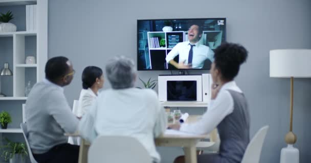 Forretningsfolk Videokonference Annonce Grinende Bestyrelseslokale Til Online Præsentation Diskussion Vittighed – Stock-video
