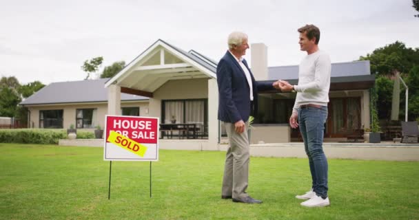 房地产钥匙和户外握手 为协议 交易和销售祝贺 通过投资 抵押贷款和邻居们的新房子 财产和与人握手 — 图库视频影像