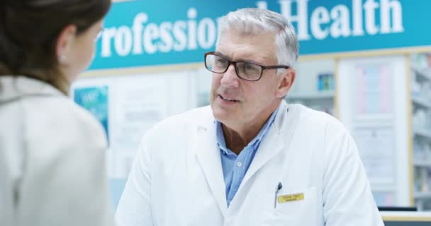 Farmacéutico Hombre Mayor Ayuda Cliente Farmacia Con Infección Sinusal Enfermedad — Vídeo de stock