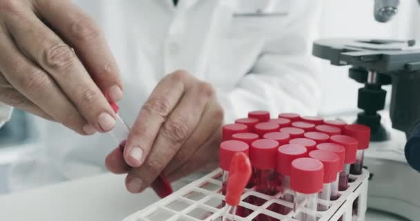 Amostra Sangue Tubo Teste Mãos Cientistas Com Amostra Médica Saúde — Vídeo de Stock