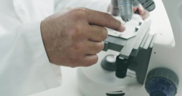 Mikroskop Bilim Adamı Elleri Virüs Araştırmaları Için Kan Örnekleri Hastalık — Stok video