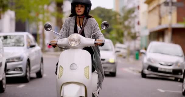 摩托车 快乐的女人骑摩托车在城市里旅行 换乘通勤 在城市里旅行 摩托车和妇女乘车旅行 探险和探险 — 图库视频影像