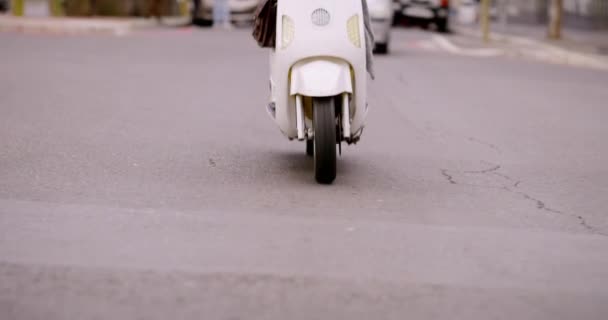 城市中的旅行 摩托车和妇女乘坐摩托车上下班 交通和旅行 为交通 冒险和交通自由而旅行 骑摩托车和上路的妇女 — 图库视频影像
