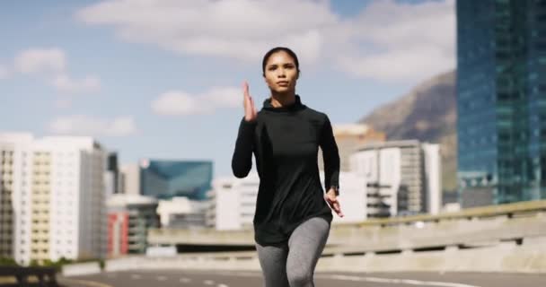 Жінка Біжить Вулиці Фітнес Кардіо Навчанням Гонки Місті Здоров Здоров — стокове відео