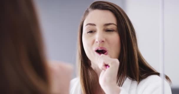 Ευτυχισμένη Γυναίκα Βουρτσίζει Δόντια Καθρέφτη Και Οδοντόβουρτσα Οδοντόκρεμα Οδοντιατρική Υγεία — Αρχείο Βίντεο