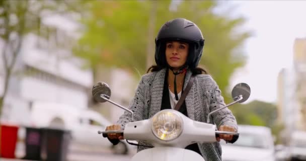 Hulajnoga Podróże Szczęśliwa Kobieta Motocyklu Mieście Dojazdu Transportu Podróży Mieście — Wideo stockowe