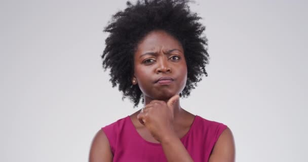Fikirler Düşünce Kararları Olan Siyah Bir Kadın Gri Bir Stüdyo — Stok video