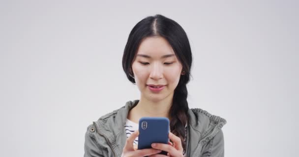 Telefon Lächeln Und Asiatische Frau Tippen Studio Isoliert Auf Weißem — Stockvideo