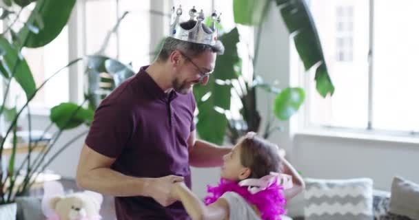 Baba Prenses Dans Eder Taç Giyer Küçük Çocukla Eğlenir Süslenip — Stok video